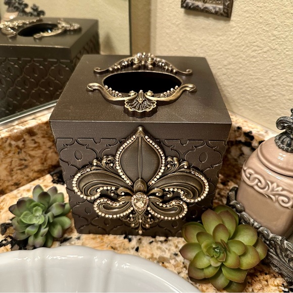 Fleur de Lis Tissue Box Cover - Picture 3 of 9